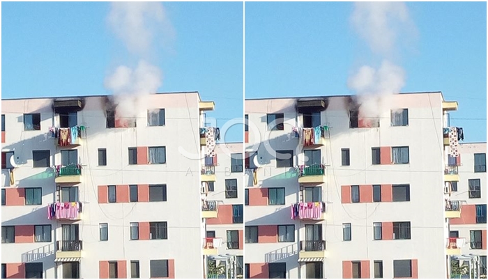 Shkrumbohet apartamenti i banesës sociale, qytetari: Ka 30 minuta, zjarrfikësja s’ka ardhur ende