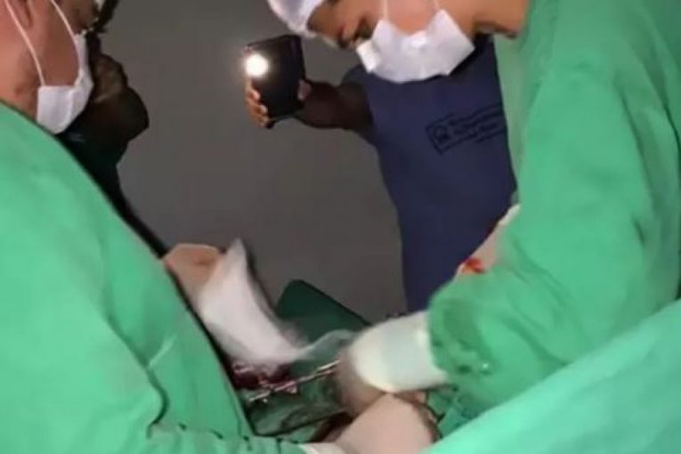 Ju ikin dritat gjatë operacionit, mjekët vazhdojnë punën me celular