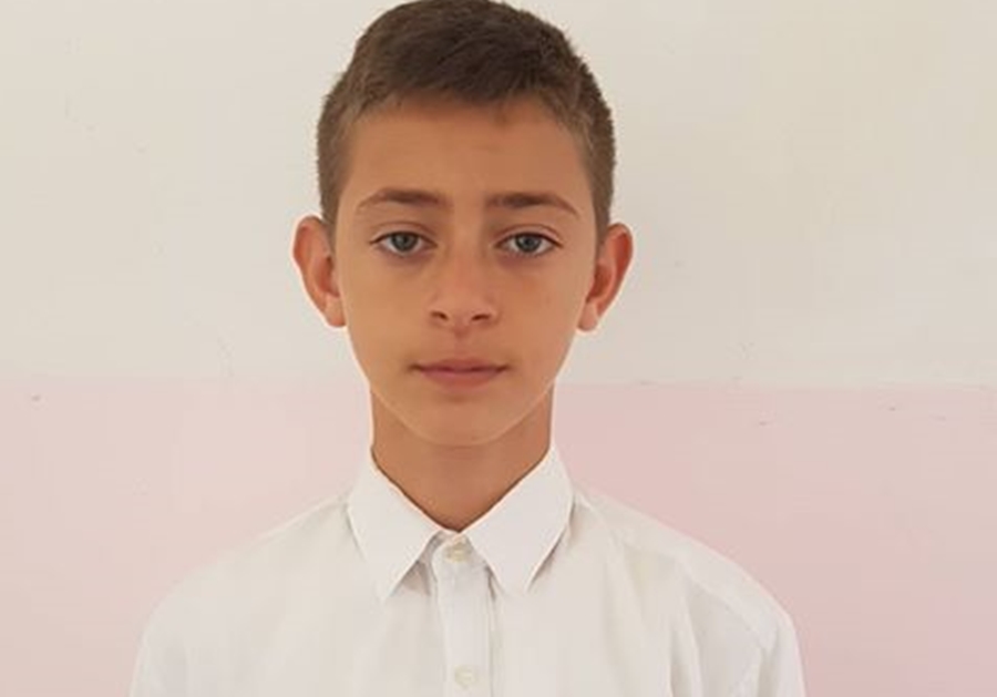 Nxënësit 11-vjeçar i humbet aparati i dëgjimit, mësuesit: U bëjmë thirrje shqiptarëve të na ndihmojnë për t’i blerë një të ri
