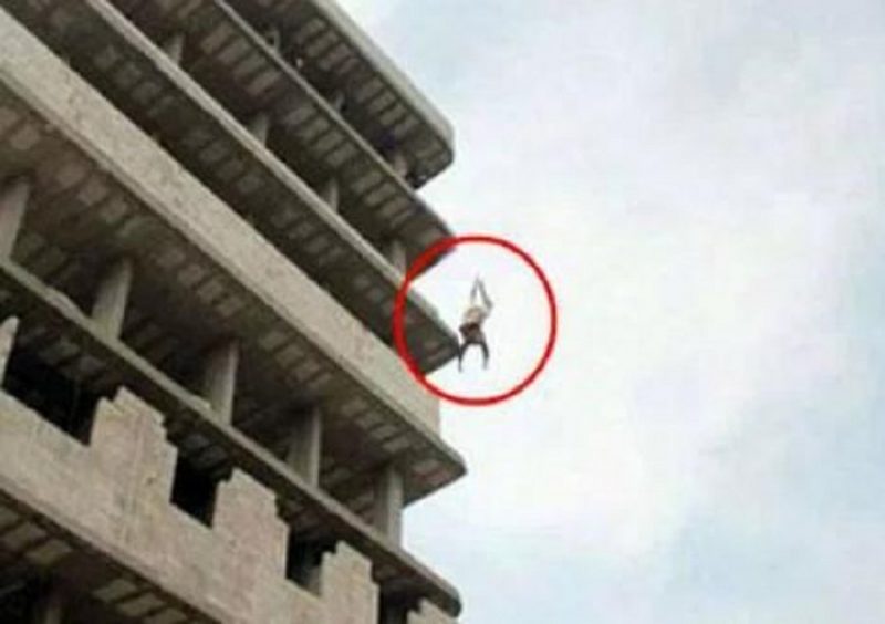 E rëndë në Tiranë, burri i jep fund jetës duke u vetëhedhur nga kati i tetë i pallatit