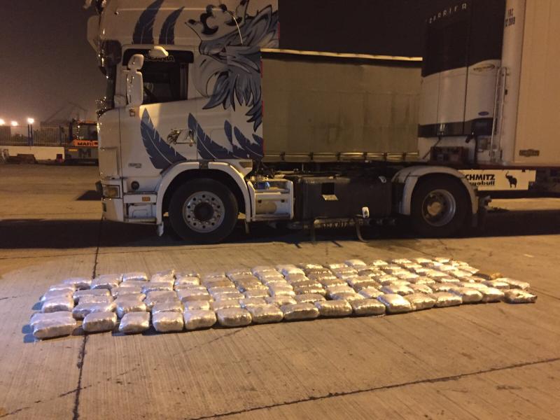 Mbushi kamionin me 2.5 ton drogë në Itali, i vihen prangat në Paris shqiptarit