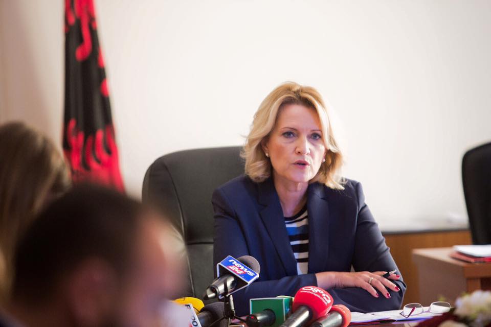 Shtyrja e negociatave/ Ish-ministrja e Ramës në delir total, habit gazetarin: Humb BE-ja, jo shqiptarët