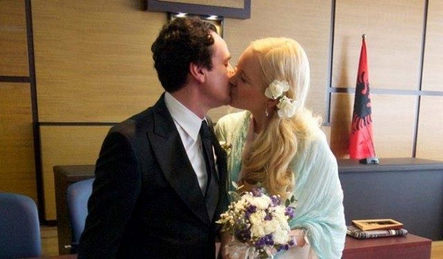 Elegante, plot sharm dhe misterioze/ Kush është Rita, bashkëshortja skandinave e Albin Kurtit