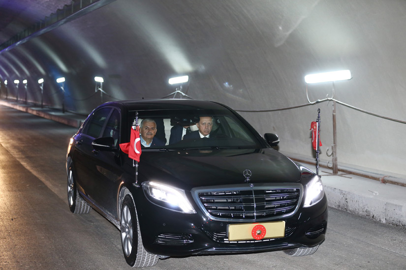 Erdogan vizitë në Serbi, Beogradi mahnitet nga limuzina e turkut