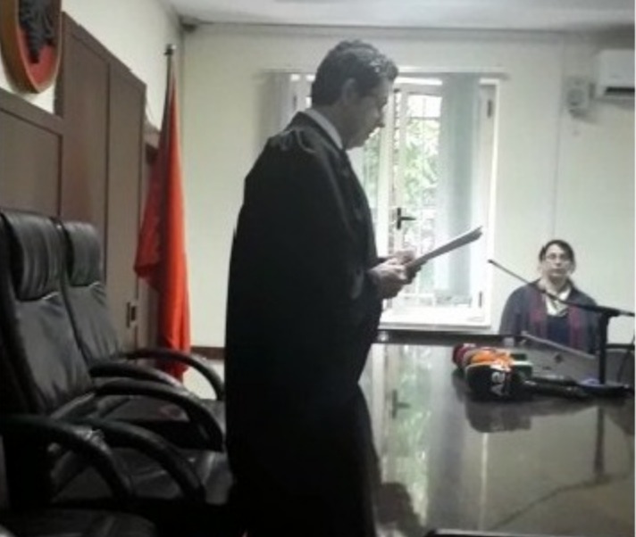 Ky është gjyqtari që burgos protestuesit anti-Rama dhe tallet me qytetarët në zyrën e tij