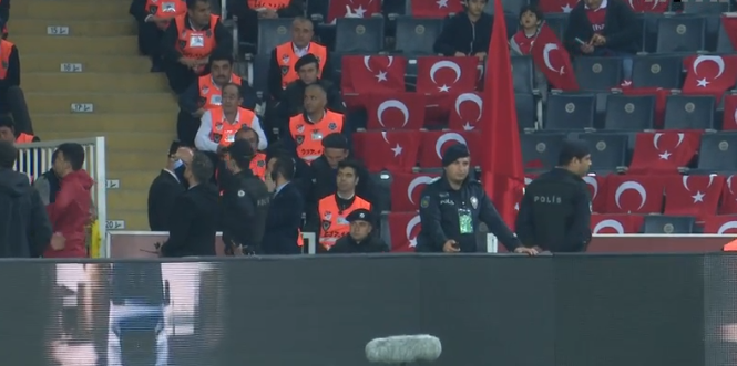 Me armë në brez dhe të shumtë në numër, policia “pushton” stadiumin ku do luhet Turqi-Shqipëri