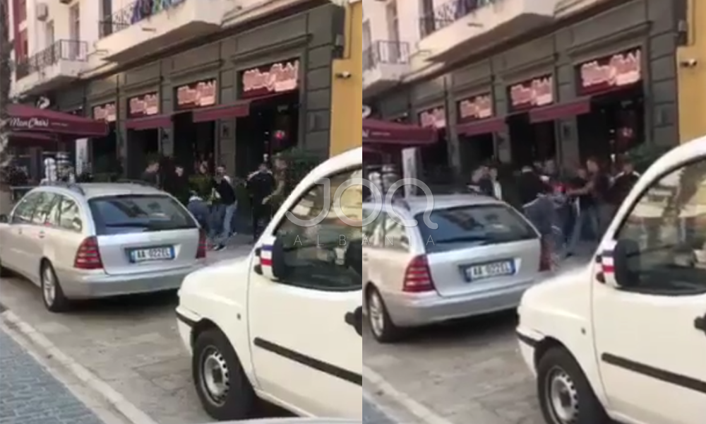 Plas keq sherri mes adoleshentëve në qendër të Durrësit, grushte e shkelma ndaj njëri-tjetrit