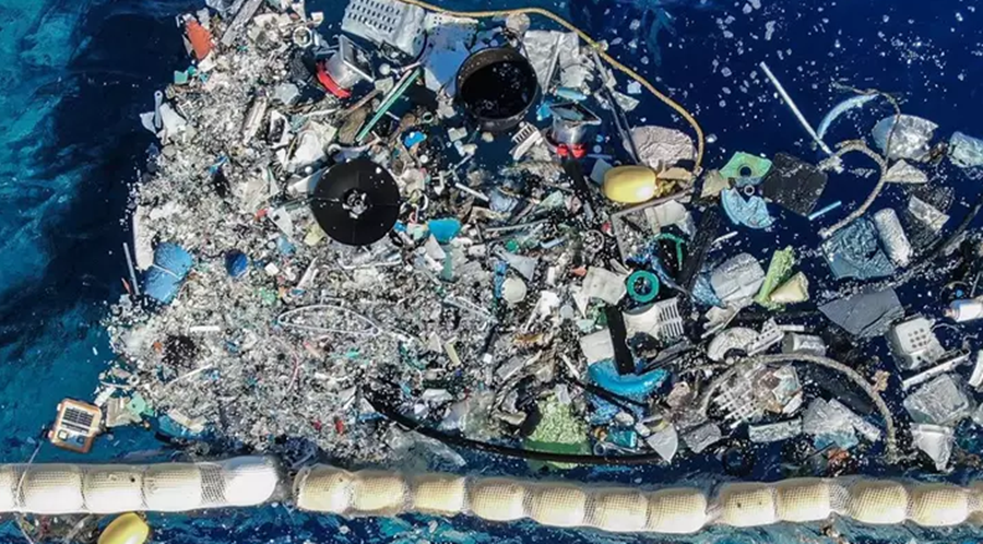 Mbetjet plastike po ‘pushtojnë’ oqeanet, vihet më në fund në punë pajisja pastruese që pluskon mbi ujë