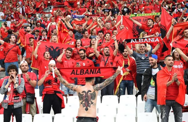 Ndizet atmosfera para ndeshjes, ja sa tifozë shqiptarë do jenë sonte në Turqi-Shqipëri