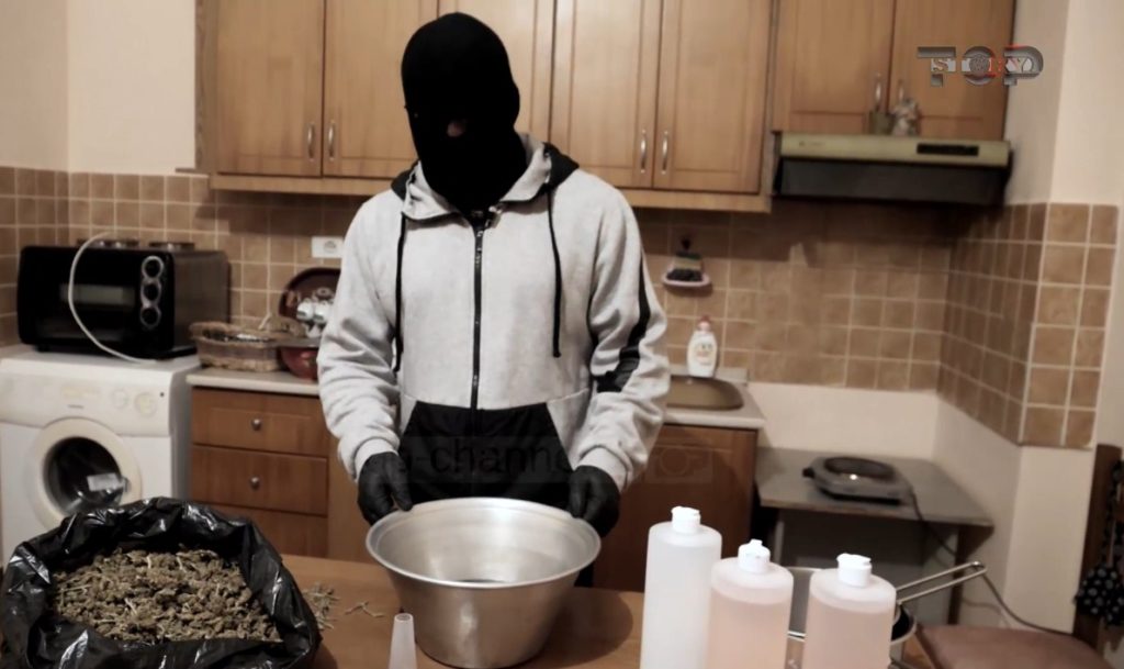 Me fakte dhe video-dëshmi: Ja si prodhohet vaji i kanabisit në kushte shtëpie në Shqipëri