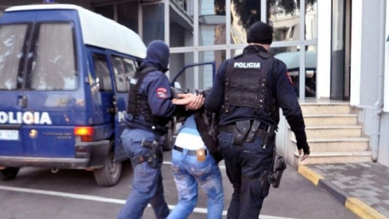 Policia shkon të arrestojë babain, i vë prangat edhe të birit në Fier