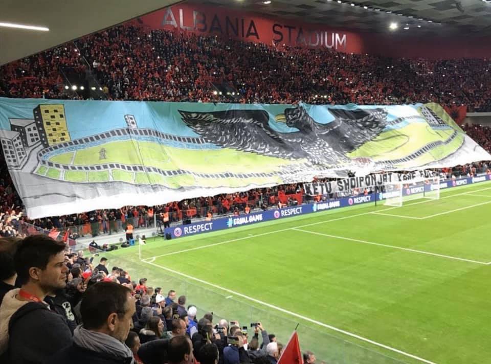 Koreografia madhështore/ “Tifozët Kuq e Zi” kujtojnë stadiumin “Qemal Stafa”
