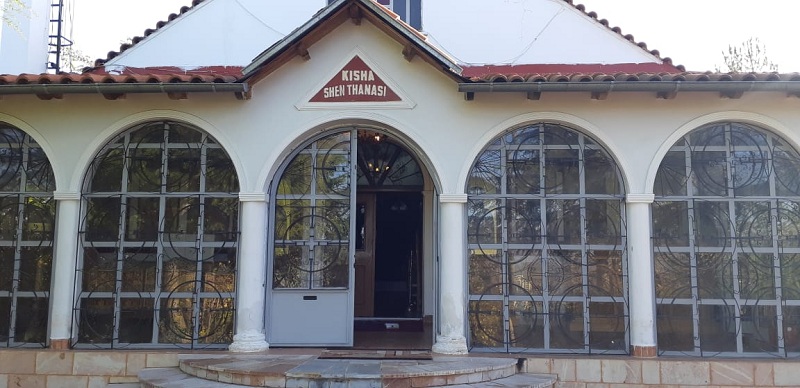 Vidhen 4 arkat e kishës në Korçë, autorët hynë nga dera e pasme