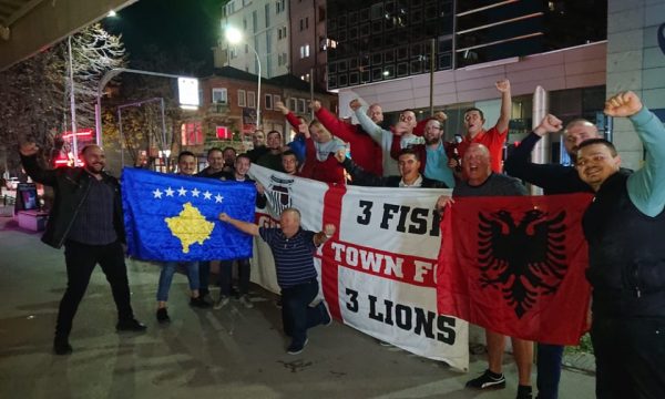 Tifozët anglezë bashkohen me shqiptarët dhe këndojnë kundër Serbisë