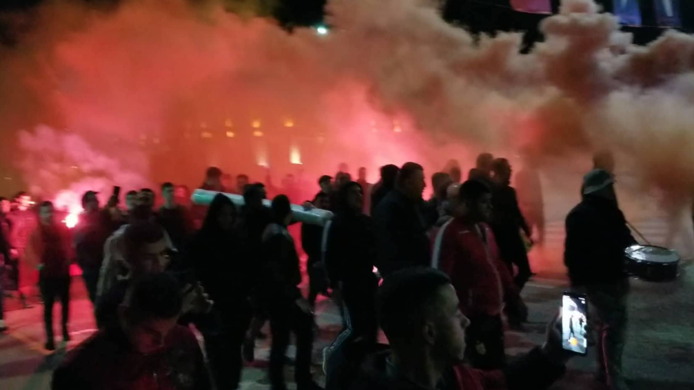 “Plisat” dhe “Tifozët Kuq e Zi” nisin marshimin, ndizet atmosfera para ndeshjes Shqipëri-Francë