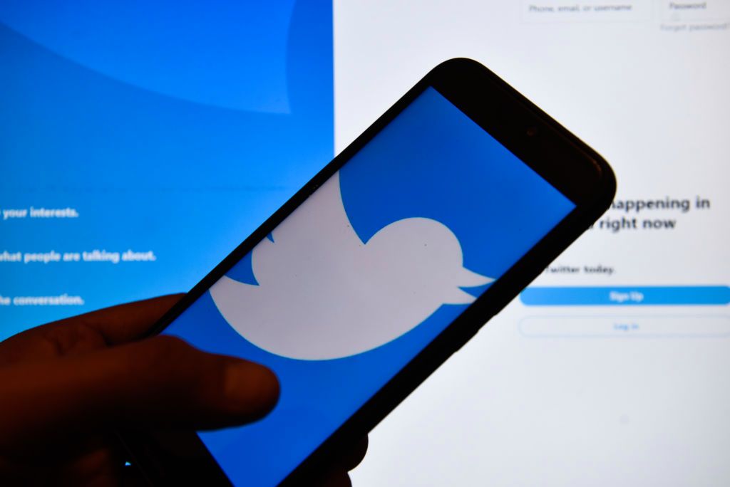 Twitter pezullon llogaritë e lidhur me Hamas dhe Hezbollah