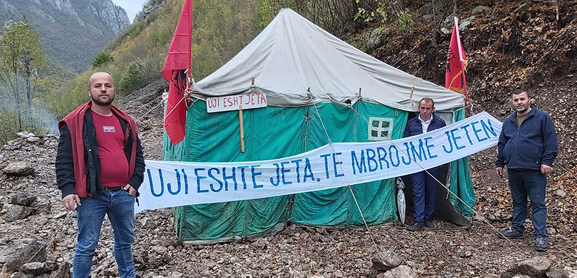 Hidrocentrali në Zall Gjoçaj/ Burrat e Matit ngujohen në çadër, protestë kundër masakrës ndaj lumenjve