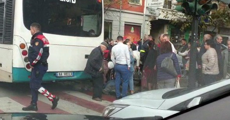 E përplasi urbani, burri dergjet në tokë në Tiranë