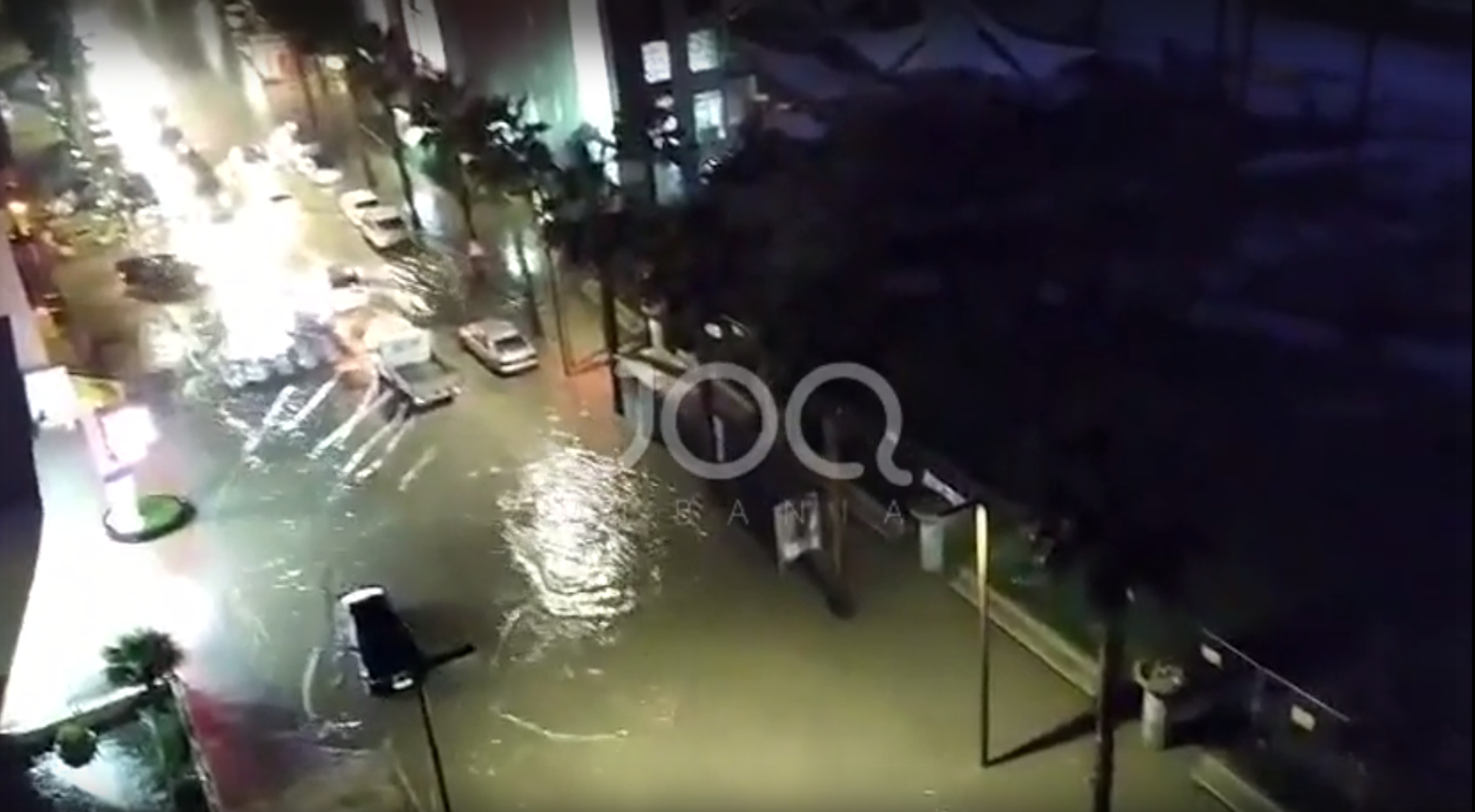 Durrësi shndërrohet në Venecia, mjaftojnë pak minuta shi që qyteti të “notojë” mbi ujë