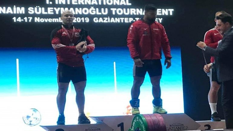 Erkand Qerimaj na bën krenarë, fiton tre medalje argjendi në turneun ndërkombëtar
