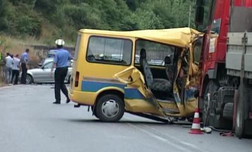 Kamioni përplas automjetin e të rinjve shqiptarë, të dy plagosen rëndë