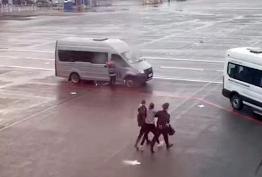 Vonohet avioni/ Aktorja e njohur acarohet keq e bën sherr me pasagjerët: Fshatarë