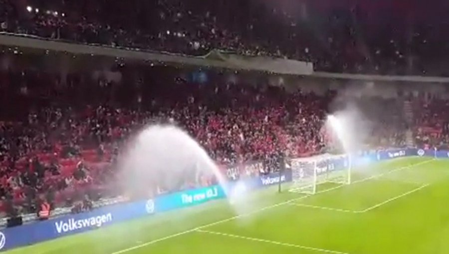 Francezët meken me gafën në stadium: Skenë qesharake! Na fishkëllyen himnin u lanë në dushin me vaditje