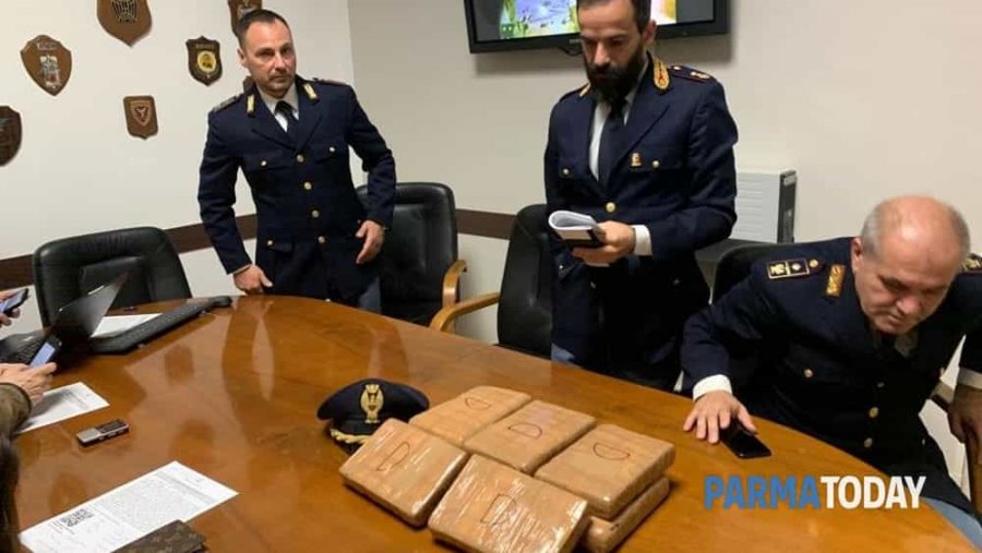 Prangosen  dy shqiptarë/ Kishin fshehur kokainë me vlerë 2 milionë euro në garazhin e picerisë