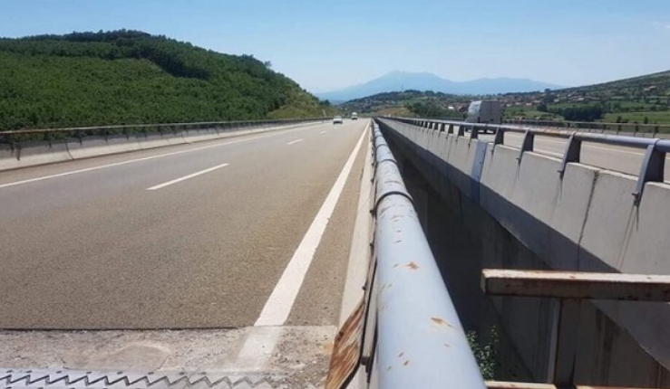 Gjendet një burrë i vdekur në autostradën Kosovë-Shqipëri, kishte mbetur brenda veturës