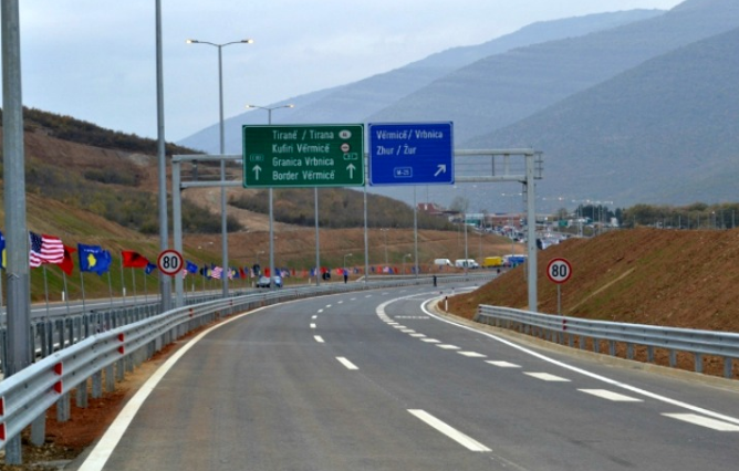 Policia jep detaje: Burri që u gjet i vdekur në autostradën e Kosovës, është nga Shqipëria