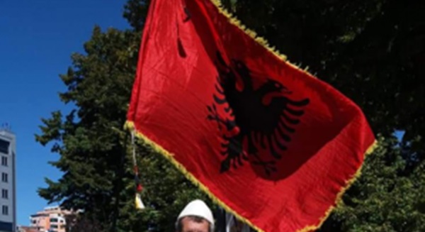 Valëviti flamurin shqiptar, shkodrani dëbohet dhe gjobitet në Mal të Zi