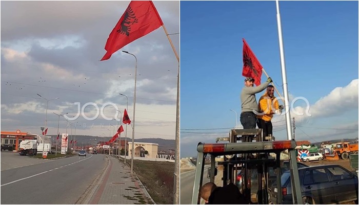 Shqiptarët e Kosovës “leksion” të hapur shqiptarëve për 28 Nëntorin, mbushin me flamuj kuqezi rrugën kryesore
