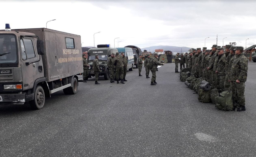 Dalin pamjet: Ushtria e Kosovës kalon kufirin, tani afrohet për të ndihmuar shqiptarët