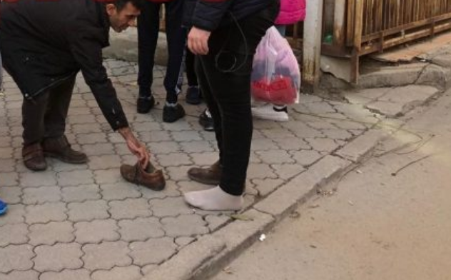 Durrsaku që erdhi për strehim në Kosovë befasohet, mjeku kosovar i zbath këpucët dhe ia dhuron