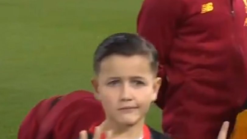 Djaloshi i vogël merr vëmendjen e të gjithëve gjatë ndeshjes Liverpool-Napoli