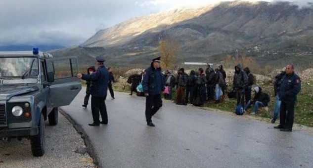Kishin mbushur “BMW-në” dhe furgonin plot me sirianë, arrestohen dy të rinjtë nga Tirana