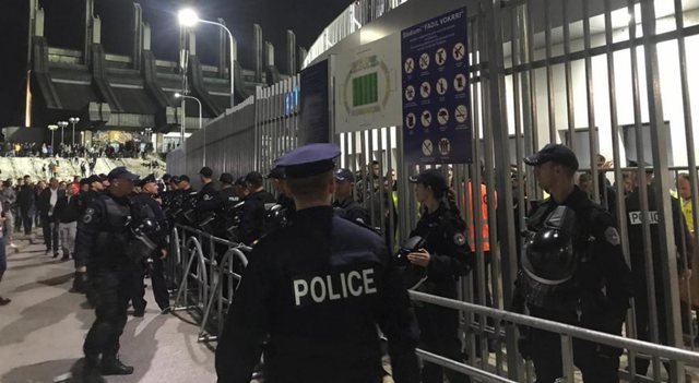 Policia nxjerr jashtë stadiumit këngëtarin e njohur shqiptar