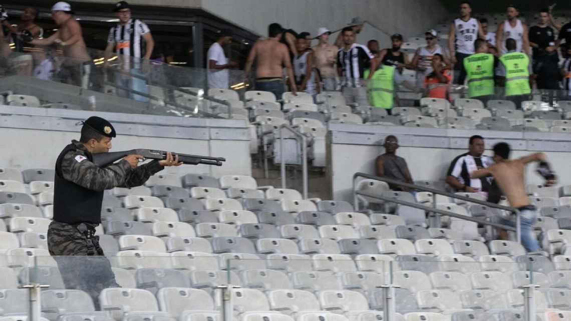 Kaos në Brazil, policia sulmon me armë tifozët në stadium
