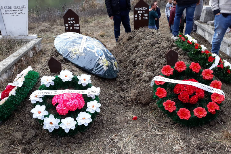 U jepet lamtumira e fundit: Varrosen 2 vëllezërit kosovarë që vdiqën nga tërmeti