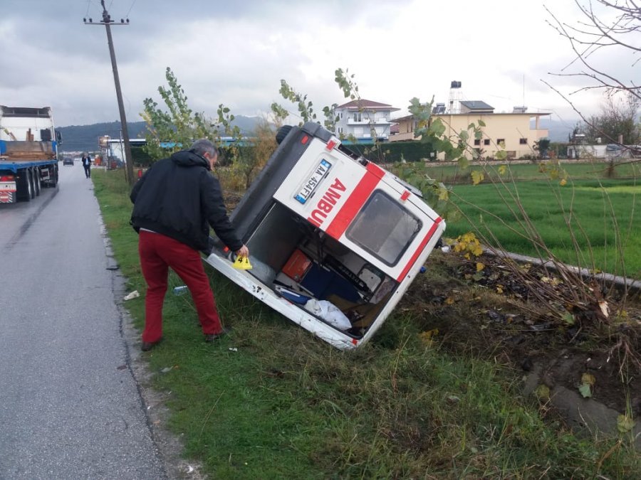 Traileri serb hedh në kanal ambulancën në Berat, mjeku, infermieri e shoferi bëhen për spital