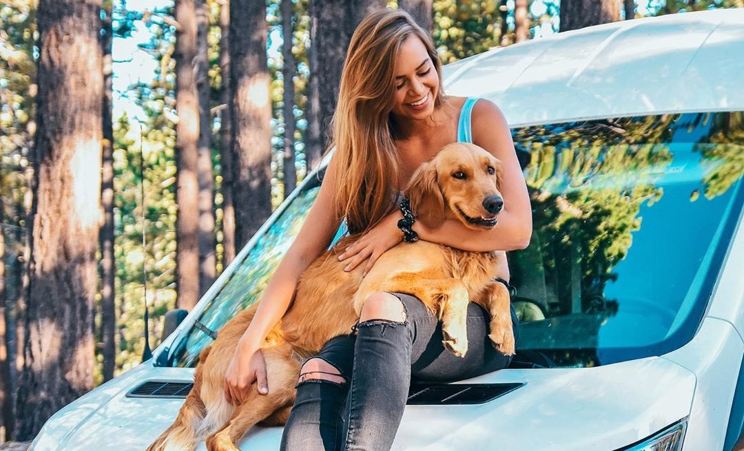 Vajza lë të dashurin dhe punën për të udhëtuar nëpër botë me qenin e saj