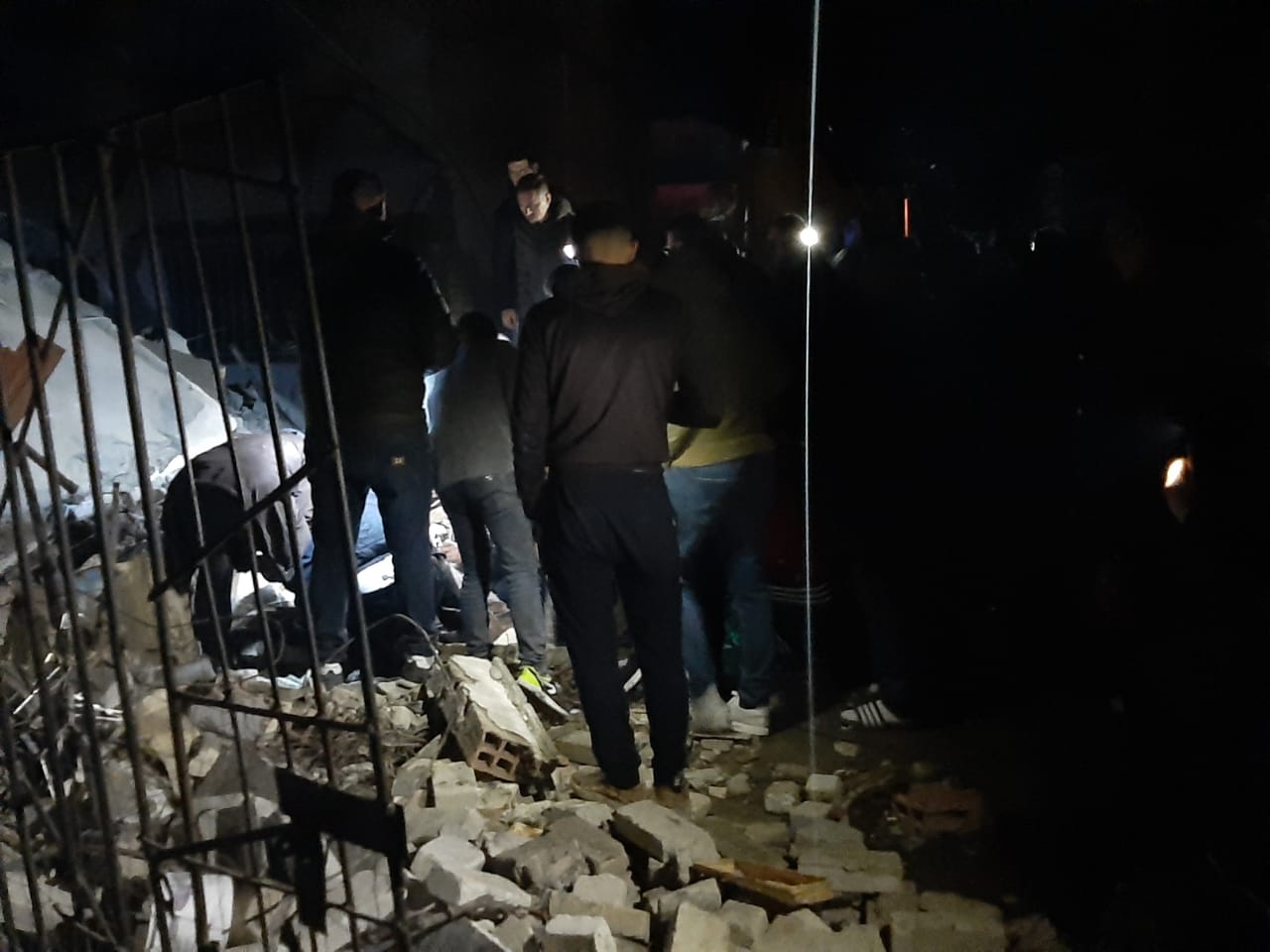 Tërmeti i 26 nëntorit, rrëfehet zjarrfikësi: Poshtë rrënojave kërkonin ndihmë, Lindita Carën e shpëtoi lavatriçja