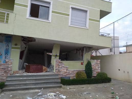 Tërmeti dëmtoi kolonat e vilës në Durrës, kryefamiljari: S’na ka ardhur askush, kërkojmë vetëm shembjen e ndërtesës