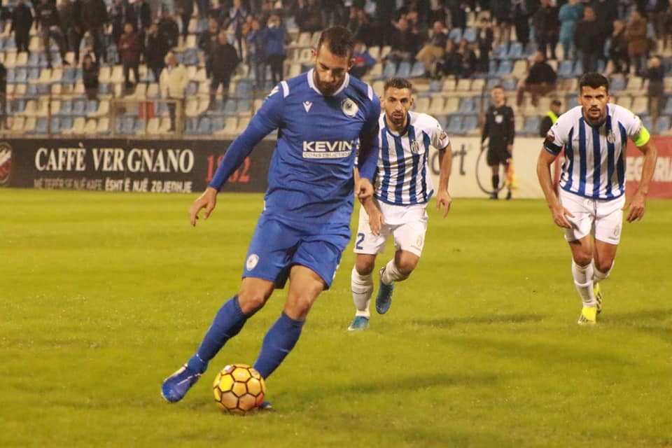 “Panenka” në Superligën shqiptare, sulmuesi i Kukësit dhuron spektakël me penalltinë e tij
