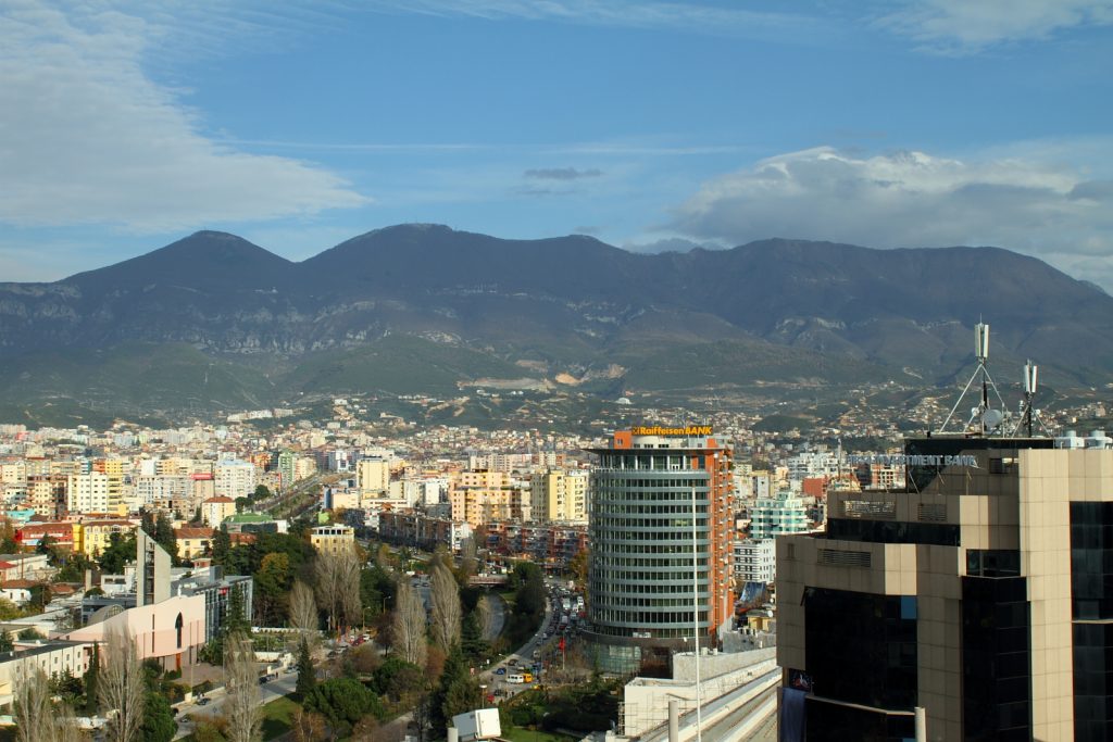 Banorët dhe bizneset e Tiranës do të paguajnë më shumë taksë prone në 2020, trefishim për familjet