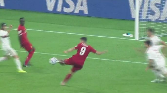 Sulmuesi i Liverpoolit nuk iu beson syve, ky episod nga finalja e Kupës së Botës po bën xhiron e rrjetit