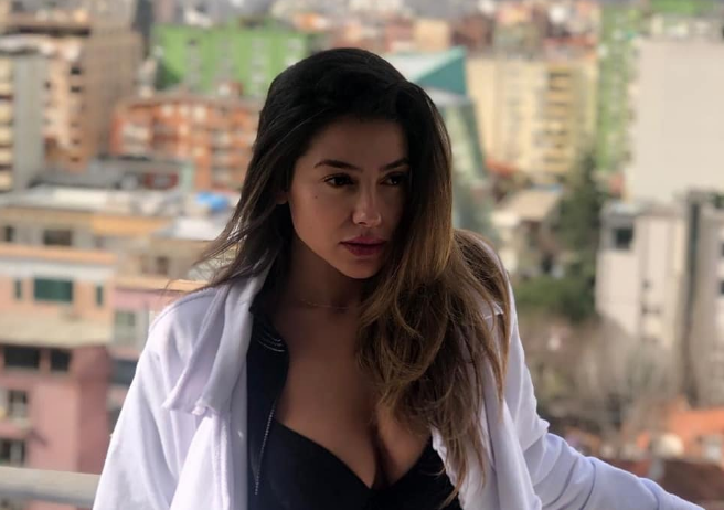 “Hajde dalim për darkë, kur do vish…”, aktorja shqiptare tregon si e ngacmonte futbollisti shqiptar