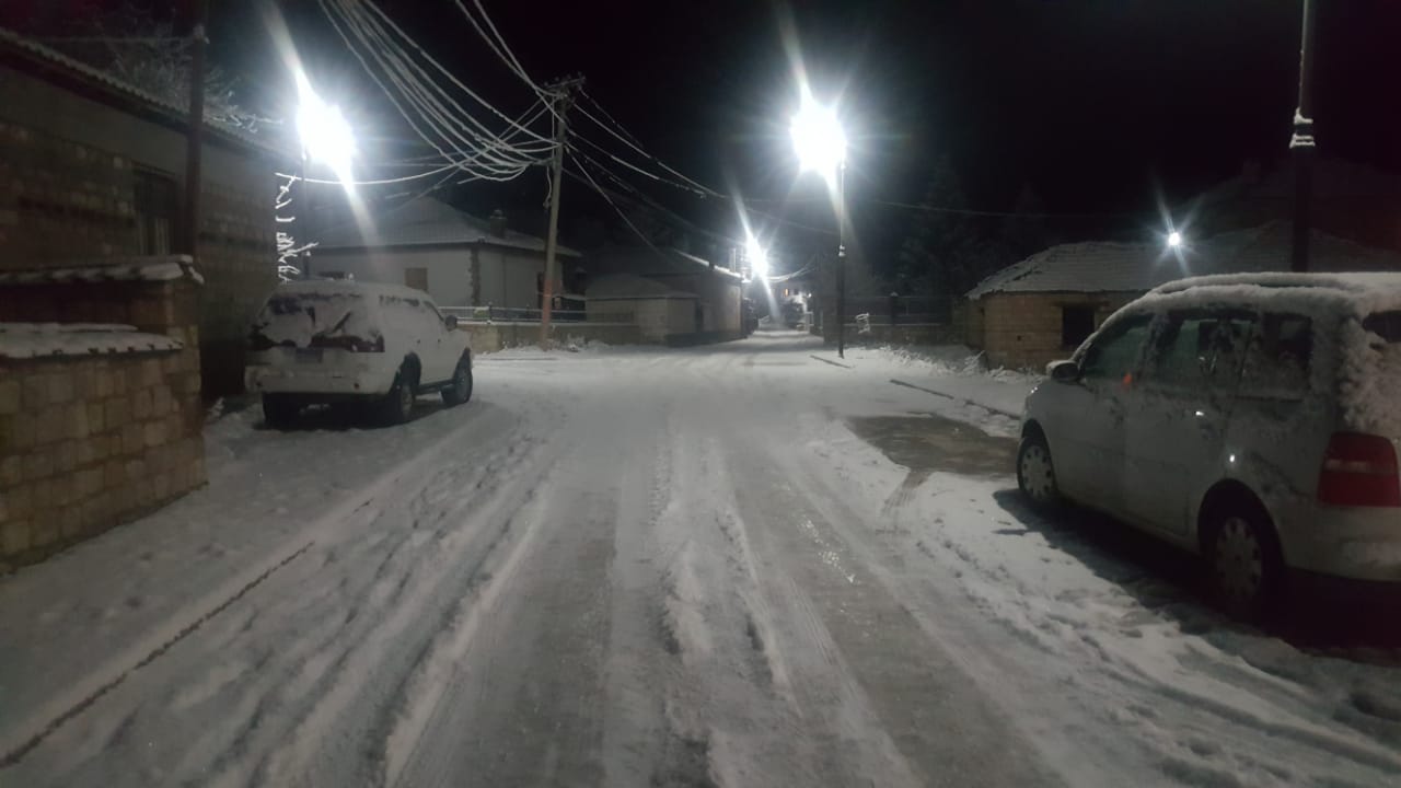Reshjet e borës veshin me të bardha Korçën dhe rrethinat e saj, trashësia arrin deri në 10 cm