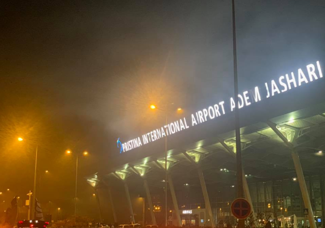 “Dramë” në Aeroportin e Prishtinës: Disa aeroplanë kanë mbetur në qiell, s’po mund të aterojnë
