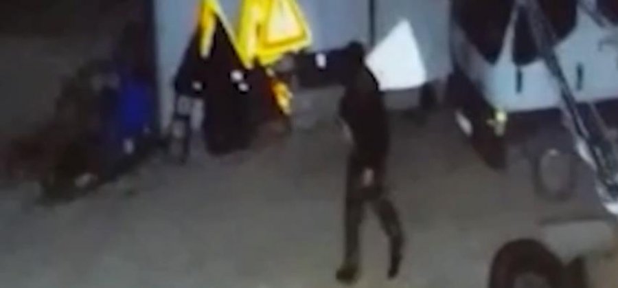 Vrasësi ecën në errësirë, del videoja e ekzekutimit të rojes në Tepelenë